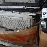 LOTE 553 - 01 LOTE COM VÁRIOS APARELHOS DE TELEFONE E TECLADOS PARA PC MARCAS E MODELOS DIVERSOS. (NO ESTADO) ATENÇÃO! FAZER A VISITAÇÃO ANTES DE ARREMATAR, NÃO SABEMOS SE FUNCIONA. LEILÃO NÃO TEM GARANTIA E NEM DEVOLUÇÃO, SUJEITO A POSSÍVEIS AVARIAS VISÍVEIS/OCULTAS E/OU AUSÊNCIA DE COMPONENTES.
