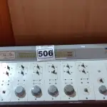 LOTE 506 - 01 MESA DE SOM ANTIGA PARA RÁDIO FM MARCA APEL. (NO ESTADO) ATENÇÃO! FAZER A VISITAÇÃO ANTES DE ARREMATAR, NÃO SABEMOS SE FUNCIONA. LEILÃO NÃO TEM GARANTIA E NEM DEVOLUÇÃO, SUJEITO A POSSÍVEIS AVARIAS VISÍVEIS/OCULTAS E/OU AUSÊNCIA DE COMPONENTES.
