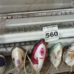 LOTE 560 - 01 LOTE COM VÁRIAS LUMINÁRIAS E FERROS DE PASSAR MARCAS E MODELOS DIVERSOS. (NO ESTADO) ATENÇÃO! FAZER A VISITAÇÃO ANTES DE ARREMATAR, NÃO SABEMOS SE FUNCIONA. LEILÃO NÃO TEM GARANTIA E NEM DEVOLUÇÃO, SUJEITO A POSSÍVEIS AVARIAS VISÍVEIS/OCULTAS E/OU AUSÊNCIA DE COMPONENTES.