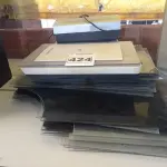 LOTE 424 - 01 SCANNER, 01 APARELHO DE DVD, 01 CABEÇA DE FRAGMENTADORA E VÁRIOS RECORTES DE VIDRO TAMANHOS DIVERSOS. (NO ESTADO) ATENÇÃO! FAZER A VISITAÇÃO ANTES DE ARREMATAR, NÃO SABEMOS SE FUNCIONA. LEILÃO NÃO TEM GARANTIA E NEM DEVOLUÇÃO, SUJEITO A POSSÍVEIS AVARIAS VISÍVEIS/OCULTAS E/OU AUSÊNCIA DE COMPONENTES.