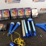LOTE 396 - 01 GUITARRA ROCK SHOW E VÁRIOS PACOTES DE CARTAS KROSMASTER. (NO ESTADO) ATENÇÃO! FAZER A VISITAÇÃO ANTES DE ARREMATAR, NÃO SABEMOS SE FUNCIONA. LEILÃO NÃO TEM GARANTIA E NEM DEVOLUÇÃO, SUJEITO A POSSÍVEIS AVARIAS VISÍVEIS/OCULTAS E/OU AUSÊNCIA DE COMPONENTES.