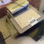 LOTE 424 - 01 SCANNER, 01 APARELHO DE DVD, 01 CABEÇA DE FRAGMENTADORA E VÁRIOS RECORTES DE VIDRO TAMANHOS DIVERSOS. (NO ESTADO) ATENÇÃO! FAZER A VISITAÇÃO ANTES DE ARREMATAR, NÃO SABEMOS SE FUNCIONA. LEILÃO NÃO TEM GARANTIA E NEM DEVOLUÇÃO, SUJEITO A POSSÍVEIS AVARIAS VISÍVEIS/OCULTAS E/OU AUSÊNCIA DE COMPONENTES.