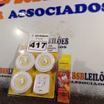 LOTE 417 - 01 KIT LUMINÁRIA DE LED E CAIXA DE PILHAS AAA. (NO ESTADO) ATENÇÃO! FAZER A VISITAÇÃO ANTES DE ARREMATAR, NÃO SABEMOS SE FUNCIONA. LEILÃO NÃO TEM GARANTIA E NEM DEVOLUÇÃO, SUJEITO A POSSÍVEIS AVARIAS VISÍVEIS/OCULTAS E/OU AUSÊNCIA DE COMPONENTES.