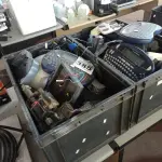 LOTE 355 - 02 CAIXAS COM VÁRIOS EQUIPAMENTOS AUTOTRAC. (NO ESTADO) ATENÇÃO! FAZER A VISITAÇÃO ANTES DE ARREMATAR, NÃO SABEMOS SE FUNCIONA. LEILÃO NÃO TEM GARANTIA E NEM DEVOLUÇÃO, SUJEITO A POSSÍVEIS AVARIAS VISÍVEIS/OCULTAS E/OU AUSÊNCIA DE COMPONENTES.