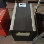 LOTE 500 - 01 NOBREAK 7.5KVA. (NO ESTADO) ATENÇÃO! FAZER A VISITAÇÃO ANTES DE ARREMATAR, NÃO SABEMOS SE FUNCIONA. LEILÃO NÃO TEM GARANTIA E NEM DEVOLUÇÃO, SUJEITO A POSSÍVEIS AVARIAS VISÍVEIS/OCULTAS E/OU AUSÊNCIA DE COMPONENTES.