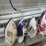LOTE 560 - 01 LOTE COM VÁRIAS LUMINÁRIAS E FERROS DE PASSAR MARCAS E MODELOS DIVERSOS. (NO ESTADO) ATENÇÃO! FAZER A VISITAÇÃO ANTES DE ARREMATAR, NÃO SABEMOS SE FUNCIONA. LEILÃO NÃO TEM GARANTIA E NEM DEVOLUÇÃO, SUJEITO A POSSÍVEIS AVARIAS VISÍVEIS/OCULTAS E/OU AUSÊNCIA DE COMPONENTES.