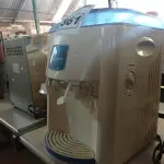 LOTE 361 - 01 BEBEDOURO PARA GARRAFÃO REFRIGERADO 220V. (NO ESTADO) ATENÇÃO! FAZER A VISITAÇÃO ANTES DE ARREMATAR, NÃO SABEMOS SE FUNCIONA. LEILÃO NÃO TEM GARANTIA E NEM DEVOLUÇÃO, SUJEITO A POSSÍVEIS AVARIAS VISÍVEIS/OCULTAS E/OU AUSÊNCIA DE COMPONENTES.