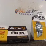 LOTE 180 - 01 JOGO DE SERRA COPO E 01 KIT DE CHAVE ALLEN. (NO ESTADO) ATENÇÃO! FAZER A VISITAÇÃO ANTES DE ARREMATAR, NÃO SABEMOS SE FUNCIONA. LEILÃO NÃO TEM GARANTIA E NEM DEVOLUÇÃO, SUJEITO A POSSÍVEIS AVARIAS VISÍVEIS/OCULTAS E/OU AUSÊNCIA DE COMPONENTES.