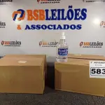 LOTE 583 - 02 CAIXAS COM ÁLCOOL EM GEL 70 COM 12 FRASCOS DE 440G CADA. (NO ESTADO) ATENÇÃO! FAZER A VISITAÇÃO ANTES DE ARREMATAR, NÃO SABEMOS SE FUNCIONA. LEILÃO NÃO TEM GARANTIA E NEM DEVOLUÇÃO, SUJEITO A POSSÍVEIS AVARIAS VISÍVEIS/OCULTAS E/OU AUSÊNCIA DE COMPONENTES.