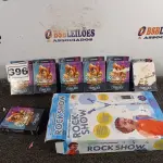 LOTE 396 - 01 GUITARRA ROCK SHOW E VÁRIOS PACOTES DE CARTAS KROSMASTER. (NO ESTADO) ATENÇÃO! FAZER A VISITAÇÃO ANTES DE ARREMATAR, NÃO SABEMOS SE FUNCIONA. LEILÃO NÃO TEM GARANTIA E NEM DEVOLUÇÃO, SUJEITO A POSSÍVEIS AVARIAS VISÍVEIS/OCULTAS E/OU AUSÊNCIA DE COMPONENTES.