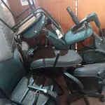 LOTE 476 - 01 LOTE COM VÁRIAS CADEIRAS DE ESCRITÓRIO MARCAS E MODELOS DIVERSOS COM AVARIAS. (NO ESTADO) ATENÇÃO! FAZER A VISITAÇÃO ANTES DE ARREMATAR, NÃO SABEMOS SE FUNCIONA. LEILÃO NÃO TEM GARANTIA E NEM DEVOLUÇÃO, SUJEITO A POSSÍVEIS AVARIAS VISÍVEIS/OCULTAS E/OU AUSÊNCIA DE COMPONENTES.