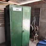 LOTE 005 - 01 ARMÁRIO 02 PORTAS E 01 ARMÁRIO ROUPEIRO INCOMPLETO (NO ESTADO, NÃO SABEMOS SE FUNCIONA. LEILÃO NÃO TEM GARANTIA E NEM DEVOLUÇÃO).