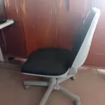 LOTE 088 - 01 CADEIRA DE ESCRITÓRIO COM BASE GIRATÓRIA. (NO ESTADO) ATENÇÃO! FAZER A VISITAÇÃO ANTES DE ARREMATAR, NÃO SABEMOS SE FUNCIONA. LEILÃO NÃO TEM GARANTIA E NEM DEVOLUÇÃO, SUJEITO A POSSÍVEIS AVARIAS VISÍVEIS/OCULTAS E/OU AUSÊNCIA DE COMPONENTES.