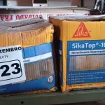 LOTE 123 - 02 CAIXAS DE REVESTIMENTO IMPERMEABILIZANTE SEMI-FLEXIVEL SIKA TOP 100 18KG. (NO ESTADO) ATENÇÃO! FAZER A VISITAÇÃO ANTES DE ARREMATAR, NÃO SABEMOS SE FUNCIONA. LEILÃO NÃO TEM GARANTIA E NEM DEVOLUÇÃO, SUJEITO A POSSÍVEIS AVARIAS VISÍVEIS/OCULTAS E/OU AUSÊNCIA DE COMPONENTES.