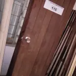 LOTE 115 - 03 PORTAS EM MADEIRA MACIÇA (NO ESTADO, NÃO SABEMOS SE FUNCIONA. LEILÃO NÃO TEM GARANTIA E NEM DEVOLUÇÃO).