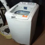 LOTE 207 - 01 MÁQUINA DE LAVAR MARCA ELECTROLUX 8KG 220V. (NO ESTADO) ATENÇÃO! FAZER A VISITAÇÃO ANTES DE ARREMATAR, NÃO SABEMOS SE FUNCIONA. LEILÃO NÃO TEM GARANTIA E NEM DEVOLUÇÃO, SUJEITO A POSSÍVEIS AVARIAS VISÍVEIS/OCULTAS E/OU AUSÊNCIA DE COMPONENTES.