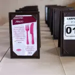 LOTE 015 - 46 DISPLAYS DE MESA EM COURO PARA PROPAGANDA (NO ESTADO. LEILÃO NÃO TEM GARANTIA E NEM DEVOLUÇÃO).