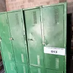 LOTE 013 - 02 ARMÁRIOS ROUPEIROS EM AÇO INCOMPLETOS (NO ESTADO, NÃO SABEMOS SE FUNCIONA. LEILÃO NÃO TEM GARANTIA E NEM DEVOLUÇÃO).