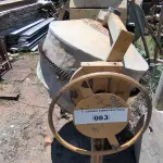 LOTE 083 - 01 BETONEIRA PEQUENA (NO ESTADO, NÃO SABEMOS SE FUNCIONA. LEILÃO NÃO TEM GARANTIA E NEM DEVOLUÇÃO).