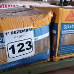 LOTE 123 - 02 CAIXAS DE REVESTIMENTO IMPERMEABILIZANTE SEMI-FLEXIVEL SIKA TOP 100 18KG. (NO ESTADO) ATENÇÃO! FAZER A VISITAÇÃO ANTES DE ARREMATAR, NÃO SABEMOS SE FUNCIONA. LEILÃO NÃO TEM GARANTIA E NEM DEVOLUÇÃO, SUJEITO A POSSÍVEIS AVARIAS VISÍVEIS/OCULTAS E/OU AUSÊNCIA DE COMPONENTES.
