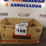 LOTE 188 - 12 LATAS DE COLA PLÁSTICA ANJO. (NO ESTADO) ATENÇÃO! FAZER A VISITAÇÃO ANTES DE ARREMATAR, NÃO SABEMOS SE FUNCIONA. LEILÃO NÃO TEM GARANTIA E NEM DEVOLUÇÃO, SUJEITO A POSSÍVEIS AVARIAS VISÍVEIS/OCULTAS E/OU AUSÊNCIA DE COMPONENTES.