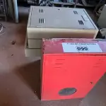 LOTE 090 - 01 LOTE COM QUADROS ELÉTRICOS E CAIXA PARA HIDRANTE (NO ESTADO, NÃO SABEMOS SE FUNCIONA. LEILÃO NÃO TEM GARANTIA E NEM DEVOLUÇÃO).