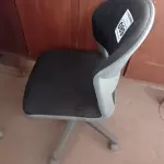 LOTE 089 - 01 CADEIRA DE ESCRITÓRIO COM BASE GIRATÓRIA. (NO ESTADO) ATENÇÃO! FAZER A VISITAÇÃO ANTES DE ARREMATAR, NÃO SABEMOS SE FUNCIONA. LEILÃO NÃO TEM GARANTIA E NEM DEVOLUÇÃO, SUJEITO A POSSÍVEIS AVARIAS VISÍVEIS/OCULTAS E/OU AUSÊNCIA DE COMPONENTES.
