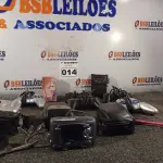 LOTE 014 - 06 MÁQUINAS FOTOGRÁFICAS E 05 CONTROLES PARA VIDEOGAME MARCAS E MODELOS DIVERSOS. (NO ESTADO) ATENÇÃO! FAZER A VISITAÇÃO ANTES DE ARREMATAR, NÃO SABEMOS SE FUNCIONA. LEILÃO NÃO TEM GARANTIA E NEM DEVOLUÇÃO, SUJEITO A POSSÍVEIS AVARIAS VISÍVEIS/OCULTAS E/OU AUSÊNCIA DE COMPONENTES.