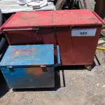 LOTE 023 - 02 BAÚS EM AÇO (NO ESTADO, NÃO SABEMOS SE FUNCIONA. LEILÃO NÃO TEM GARANTIA E NEM DEVOLUÇÃO).