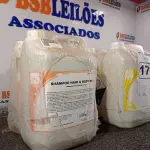 LOTE 171 - 20 LITROS DE DESINFETANTE HOSPITALAR PARA SUPERFÍCIES FIXAS E ARTIGOS NÃO CRÍTICOS E 10 LITROS DE SHAMPOO PARA CABELO E CORPO. (NO ESTADO) ATENÇÃO! FAZER A VISITAÇÃO ANTES DE ARREMATAR, NÃO SABEMOS SE FUNCIONA. LEILÃO NÃO TEM GARANTIA E NEM DEVOLUÇÃO, SUJEITO A POSSÍVEIS AVARIAS VISÍVEIS/OCULTAS E/OU AUSÊNCIA DE COMPONENTES.