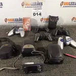 LOTE 014 - 06 MÁQUINAS FOTOGRÁFICAS E 05 CONTROLES PARA VIDEOGAME MARCAS E MODELOS DIVERSOS. (NO ESTADO) ATENÇÃO! FAZER A VISITAÇÃO ANTES DE ARREMATAR, NÃO SABEMOS SE FUNCIONA. LEILÃO NÃO TEM GARANTIA E NEM DEVOLUÇÃO, SUJEITO A POSSÍVEIS AVARIAS VISÍVEIS/OCULTAS E/OU AUSÊNCIA DE COMPONENTES.