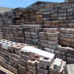 LOTE 113 - 01 LOTE COM APROXIMADAMENTE 500 BLOQUETES EM CONCRETO (NO ESTADO, NÃO SABEMOS SE FUNCIONA. LEILÃO NÃO TEM GARANTIA E NEM DEVOLUÇÃO).