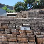 LOTE 110 - 01 LOTE COM APROXIMADAMENTE 500 BLOQUETES EM CONCRETO (NO ESTADO, NÃO SABEMOS SE FUNCIONA. LEILÃO NÃO TEM GARANTIA E NEM DEVOLUÇÃO).