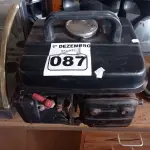 LOTE 087 - 01 GERADOR A GASOLINA. (NO ESTADO) ATENÇÃO! FAZER A VISITAÇÃO ANTES DE ARREMATAR, NÃO SABEMOS SE FUNCIONA. LEILÃO NÃO TEM GARANTIA E NEM DEVOLUÇÃO, SUJEITO A POSSÍVEIS AVARIAS VISÍVEIS/OCULTAS E/OU AUSÊNCIA DE COMPONENTES.
