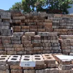 LOTE 113 - 01 LOTE COM APROXIMADAMENTE 500 BLOQUETES EM CONCRETO (NO ESTADO, NÃO SABEMOS SE FUNCIONA. LEILÃO NÃO TEM GARANTIA E NEM DEVOLUÇÃO).