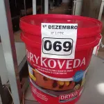 LOTE 069 - 01 BALDE DE DRYKOVEDA, ADITIVO IMPERMEABILIZANTE PARA ARGAMASSA E CONCRETO 18L. (NO ESTADO) ATENÇÃO! FAZER A VISITAÇÃO ANTES DE ARREMATAR, NÃO SABEMOS SE FUNCIONA. LEILÃO NÃO TEM GARANTIA E NEM DEVOLUÇÃO, SUJEITO A POSSÍVEIS AVARIAS VISÍVEIS/OCULTAS E/OU AUSÊNCIA DE COMPONENTES.