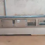 LOTE 018 - 01 BALCÃO REFRIGERADO 4 PORTAS C/ PISTA FRIA, ESTRUTURA DE VIDROS P/ SALADAS (NO ESTADO, NÃO SABEMOS SE FUNCIONA. LEILÃO NÃO TEM GARANTIA E NEM DEVOLUÇÃO).