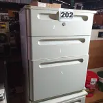 LOTE 202 - 02 GAVETEIROS COM 03 GAVETAS. (NO ESTADO) ATENÇÃO! FAZER A VISITAÇÃO ANTES DE ARREMATAR, NÃO SABEMOS SE FUNCIONA. LEILÃO NÃO TEM GARANTIA E NEM DEVOLUÇÃO, SUJEITO A POSSÍVEIS AVARIAS VISÍVEIS/OCULTAS E/OU AUSÊNCIA DE COMPONENTES.