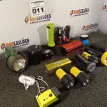LOTE 011 - 01 LOTE COM VÁRIAS LANTERNAS E CAIXAS DE SOM BLUETOOTH MARCAS E MODELOS DIVERSOS. (NO ESTADO) ATENÇÃO! FAZER A VISITAÇÃO ANTES DE ARREMATAR, NÃO SABEMOS SE FUNCIONA. LEILÃO NÃO TEM GARANTIA E NEM DEVOLUÇÃO, SUJEITO A POSSÍVEIS AVARIAS VISÍVEIS/OCULTAS E/OU AUSÊNCIA DE COMPONENTES.