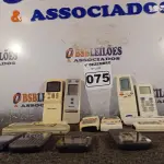 LOTE 075 - 01 LOTE COM VÁRIOS CONTROLE REMOTO PARA AR CONDICIONADO. (NO ESTADO) ATENÇÃO! FAZER A VISITAÇÃO ANTES DE ARREMATAR, NÃO SABEMOS SE FUNCIONA. LEILÃO NÃO TEM GARANTIA E NEM DEVOLUÇÃO, SUJEITO A POSSÍVEIS AVARIAS VISÍVEIS/OCULTAS E/OU AUSÊNCIA DE COMPONENTES.