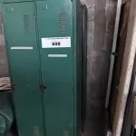 LOTE 008 - 02 ARMÁRIOS ROUPEIROS EM AÇO (NO ESTADO, NÃO SABEMOS SE FUNCIONA. LEILÃO NÃO TEM GARANTIA E NEM DEVOLUÇÃO).