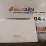 LOTE 044 - 01 TABLET SAMSUNG. (NO ESTADO) ATENÇÃO! FAZER A VISITAÇÃO ANTES DE ARREMATAR, NÃO SABEMOS SE FUNCIONA. LEILÃO NÃO TEM GARANTIA E NEM DEVOLUÇÃO, SUJEITO A POSSÍVEIS AVARIAS VISÍVEIS/OCULTAS E/OU AUSÊNCIA DE COMPONENTES.