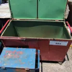 LOTE 023 - 02 BAÚS EM AÇO (NO ESTADO, NÃO SABEMOS SE FUNCIONA. LEILÃO NÃO TEM GARANTIA E NEM DEVOLUÇÃO).