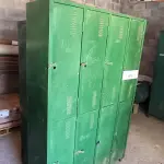 LOTE 013 - 02 ARMÁRIOS ROUPEIROS EM AÇO INCOMPLETOS (NO ESTADO, NÃO SABEMOS SE FUNCIONA. LEILÃO NÃO TEM GARANTIA E NEM DEVOLUÇÃO).