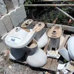 LOTE 102 - 01 LOTE COM 05 VASOS SANITÁRIOS E 04 PIAS PARA LAVATÓRIO (NO ESTADO, NÃO SABEMOS SE FUNCIONA. LEILÃO NÃO TEM GARANTIA E NEM DEVOLUÇÃO).