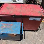 LOTE 023 - 02 BAÚS EM AÇO (NO ESTADO, NÃO SABEMOS SE FUNCIONA. LEILÃO NÃO TEM GARANTIA E NEM DEVOLUÇÃO).