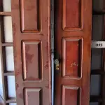 LOTE 025 - 01 PORTA COM PORTAL EM MADEIRA (NO ESTADO, NÃO SABEMOS SE FUNCIONA. LEILÃO NÃO TEM GARANTIA E NEM DEVOLUÇÃO).