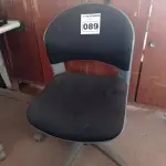 LOTE 089 - 01 CADEIRA DE ESCRITÓRIO COM BASE GIRATÓRIA. (NO ESTADO) ATENÇÃO! FAZER A VISITAÇÃO ANTES DE ARREMATAR, NÃO SABEMOS SE FUNCIONA. LEILÃO NÃO TEM GARANTIA E NEM DEVOLUÇÃO, SUJEITO A POSSÍVEIS AVARIAS VISÍVEIS/OCULTAS E/OU AUSÊNCIA DE COMPONENTES.