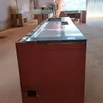 LOTE 018 - 01 BALCÃO REFRIGERADO 4 PORTAS C/ PISTA FRIA, ESTRUTURA DE VIDROS P/ SALADAS (NO ESTADO, NÃO SABEMOS SE FUNCIONA. LEILÃO NÃO TEM GARANTIA E NEM DEVOLUÇÃO).