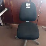 LOTE 088 - 01 CADEIRA DE ESCRITÓRIO COM BASE GIRATÓRIA. (NO ESTADO) ATENÇÃO! FAZER A VISITAÇÃO ANTES DE ARREMATAR, NÃO SABEMOS SE FUNCIONA. LEILÃO NÃO TEM GARANTIA E NEM DEVOLUÇÃO, SUJEITO A POSSÍVEIS AVARIAS VISÍVEIS/OCULTAS E/OU AUSÊNCIA DE COMPONENTES.